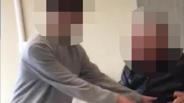 Un fotogramma dal video dell'aggressione di uno studente a un professore all'Itc "Carrara" di Lucca