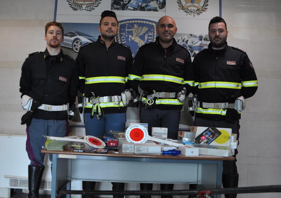 Inseguita un’auto piena di cellulari rubati