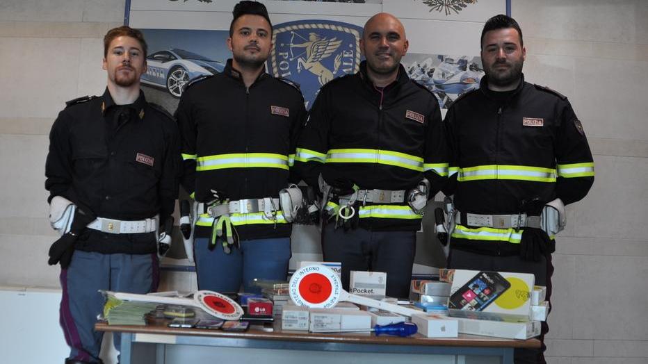 Inseguita un’auto piena di cellulari rubati