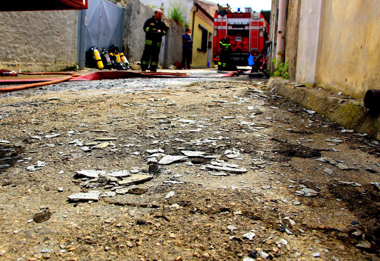 Fiamme in un magazzino l’eternit finisce in strada 