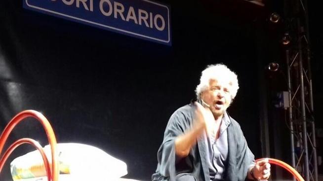Beppe Grillo ne ha per tutti anche per i suoi 5 Stelle