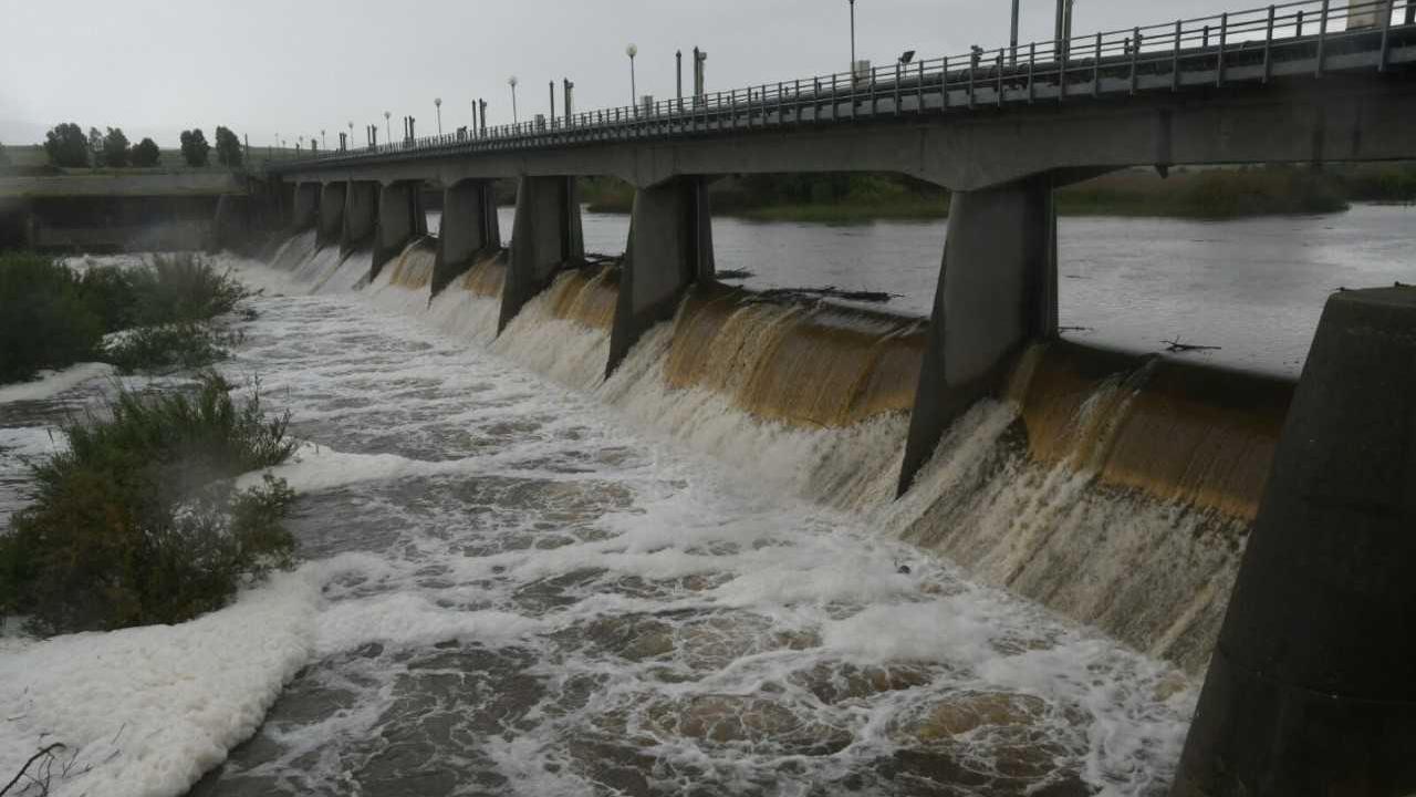 Acqua scaricata dalla diga di Santa Vittoria