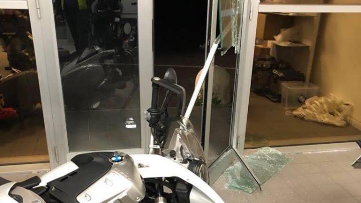 Sfondano la vetrata per rubare le moto