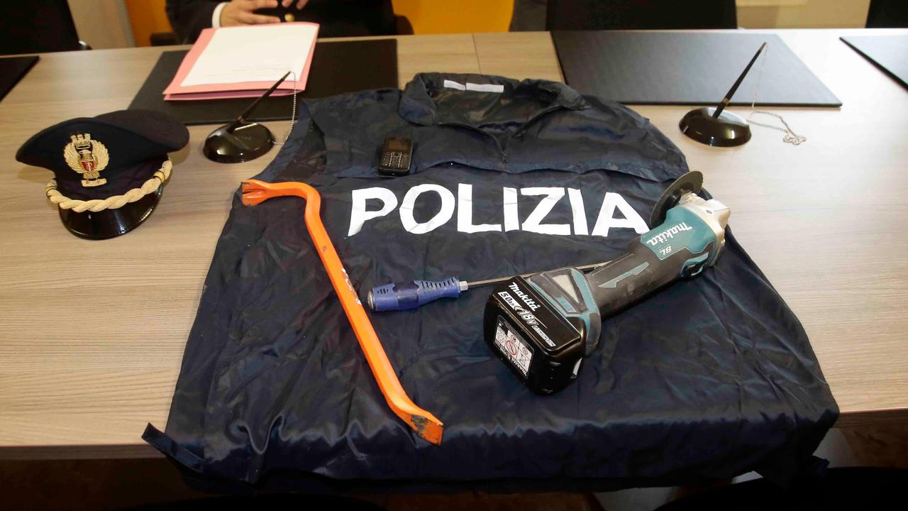 Reggio Emilia, ladri arrestati dalla polizia mentre rubano all'interno del bar