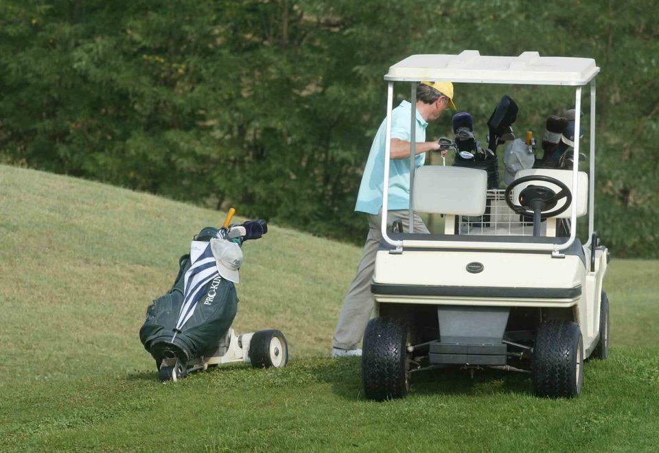 Reggio Emilia, vandali armati di vanghe devastano i green del golf club 