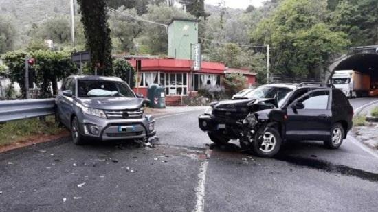 Le auto danneggiate dopo l'urto