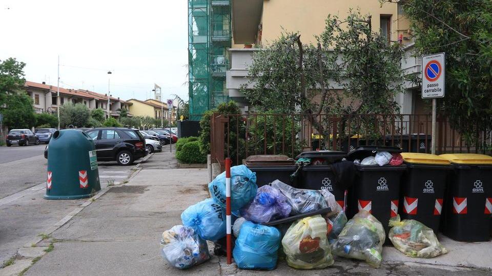 I sacchi della plastica non ritirati in via Zarini (foto Sproviero/Batavia)