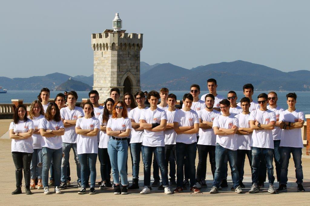Gli studenti protagonisti del progetto WeProtech- Safe in piazza Bovio (la foto è firmata dai tre fotografi-sub Gennai Tonin Leonelli)