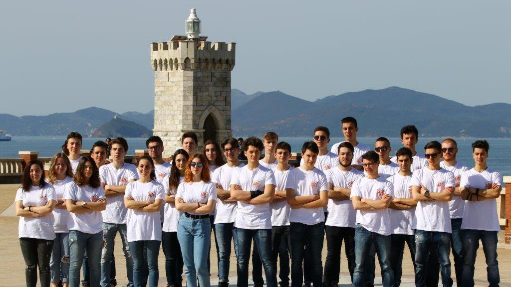 Gli studenti protagonisti del progetto WeProtech- Safe in piazza Bovio (la foto è firmata dai tre fotografi-sub Gennai Tonin Leonelli)