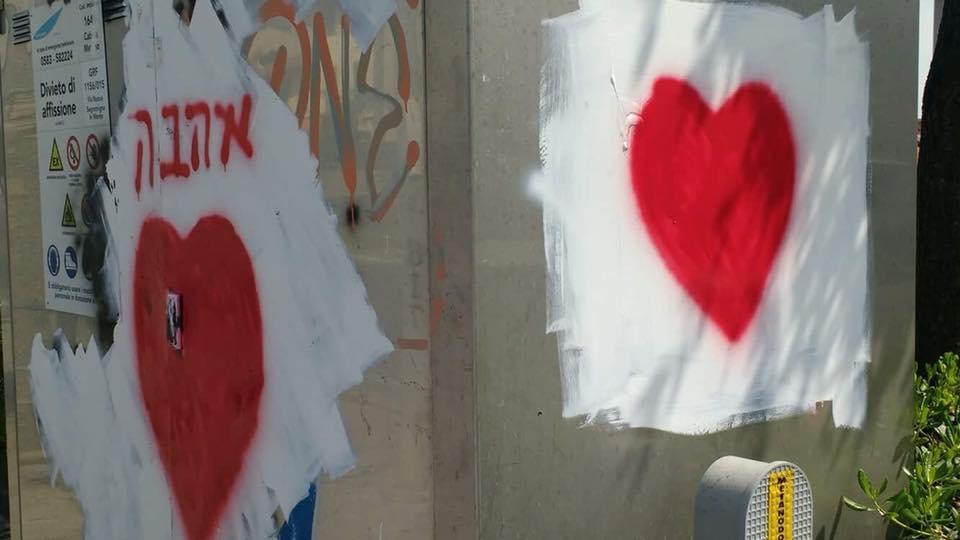 Alcuni dei cuori scomparsi a copertura delle svastiche