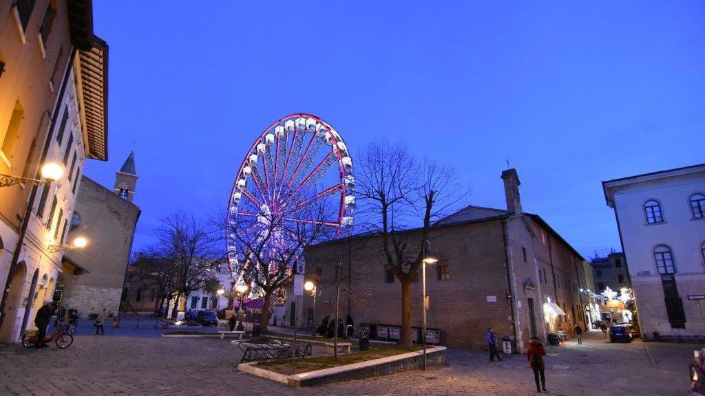 La ricostruzione fotografica di piazza San Francesco con la ruota panoramica (elaborazione grafica studio aiA)