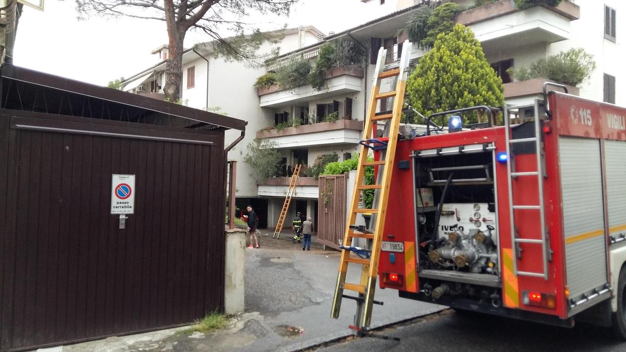 Allarme per una fuga di gas, intervengono i vigili del fuoco