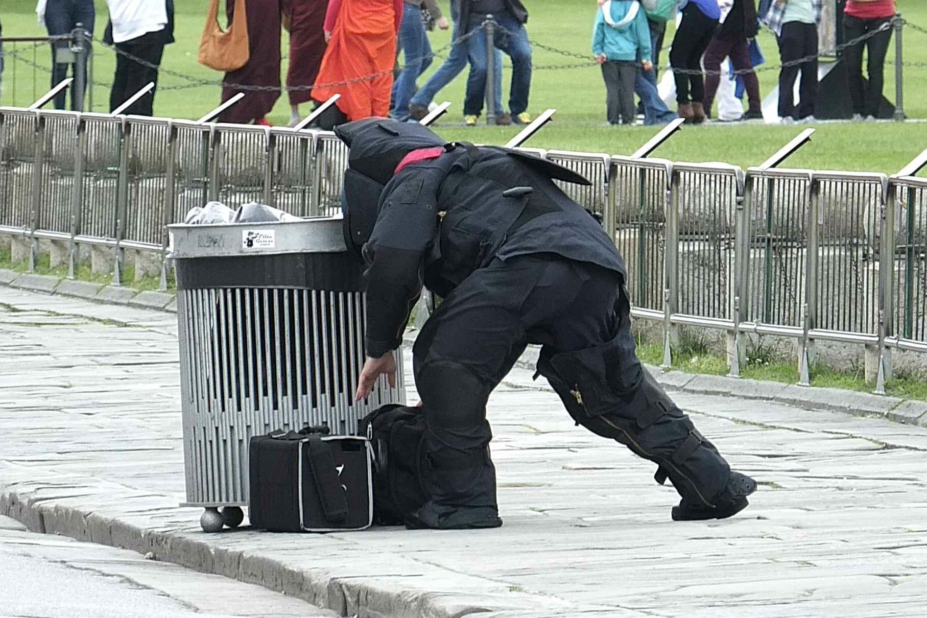L'artificiere che ispeziona lo zainetto (foto Fabio Muzzi)