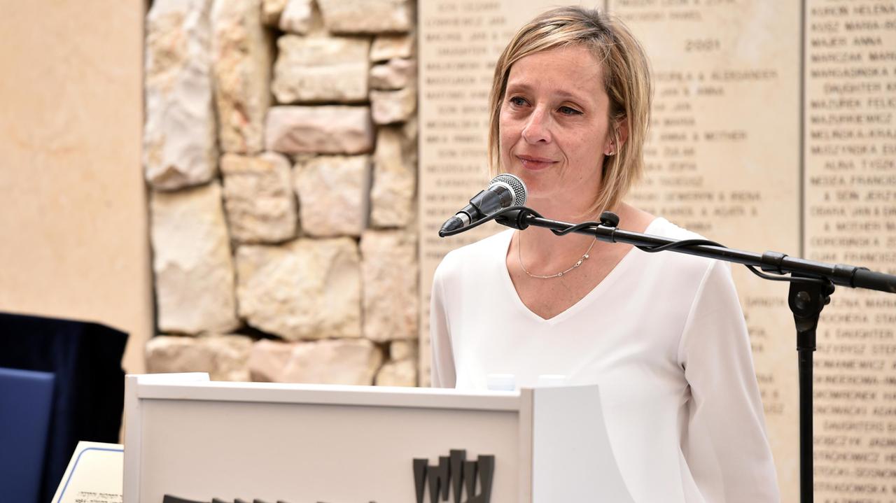 Gioia Bartali alla cerimonia per l'inserimento del nome di suo nonno sulla lapide dei Giusti d'Israele