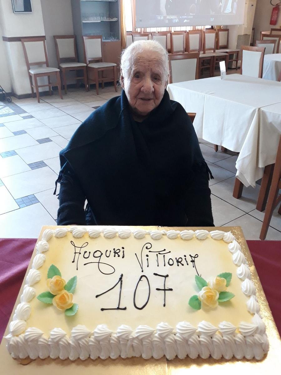 Zia Vittoria con la torta di compleanno