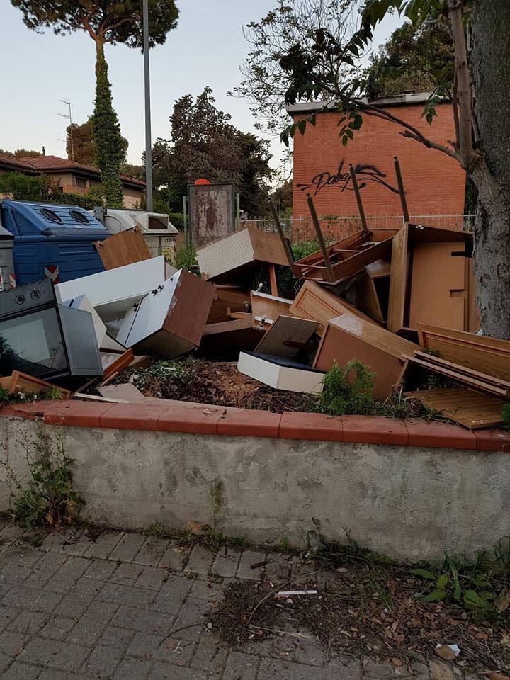 Ingombranti e rifiuti in via Portovecchio