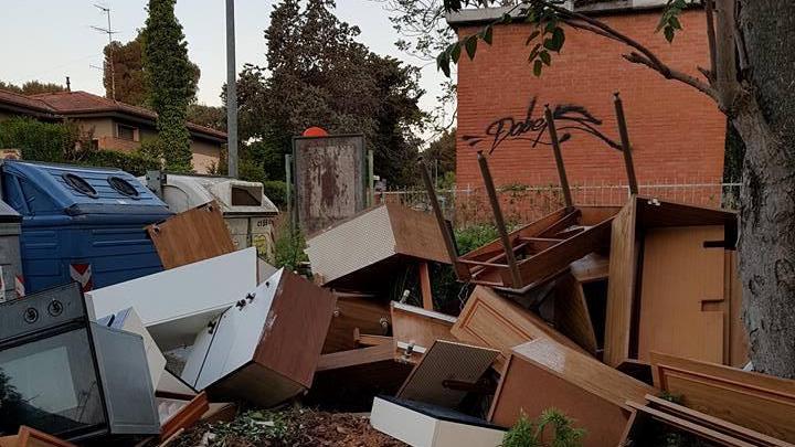 Ingombranti e rifiuti in via Portovecchio