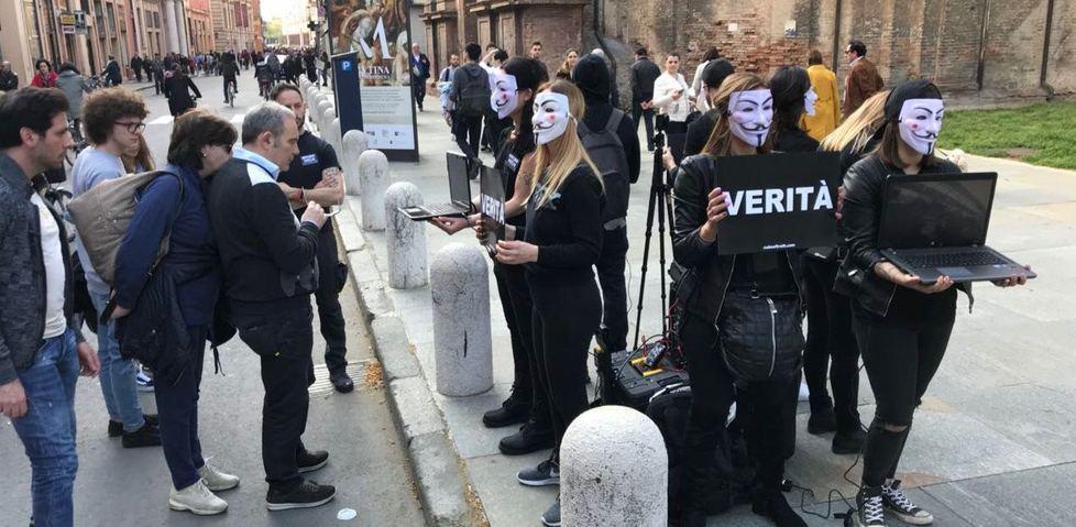 In centro a Reggio l’ultima sfida animalista: sit-in per la dieta vegana mascherati da Anonymous 