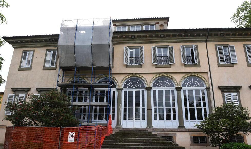 Villa Bottini cade a pezzi: giù l’intonaco 