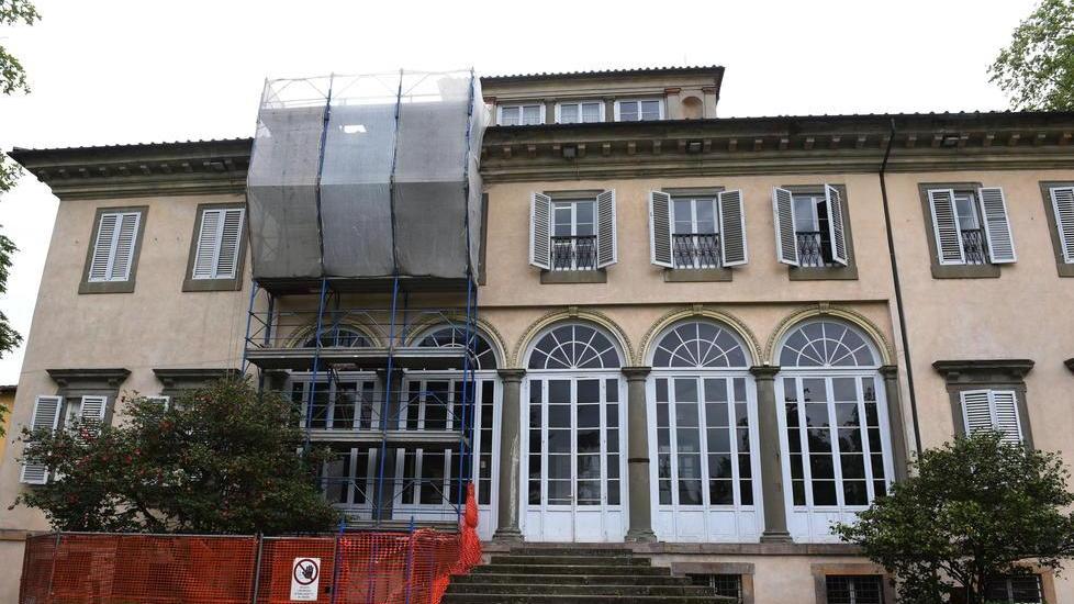 Villa Bottini cade a pezzi: giù l’intonaco