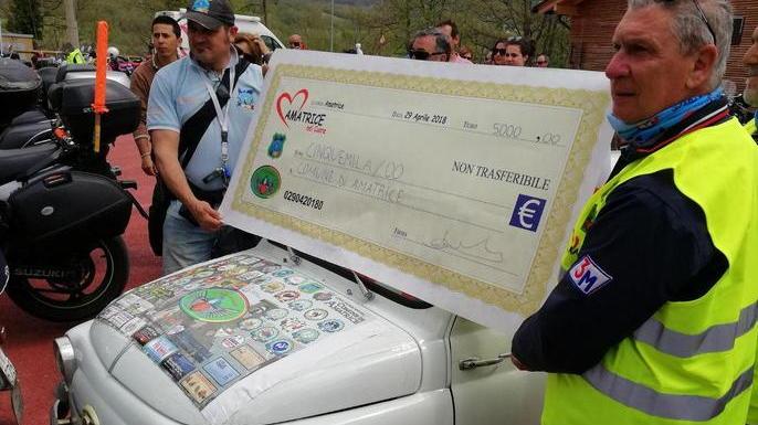 Vespa club Empoli porta l’assegno ad Amatrice