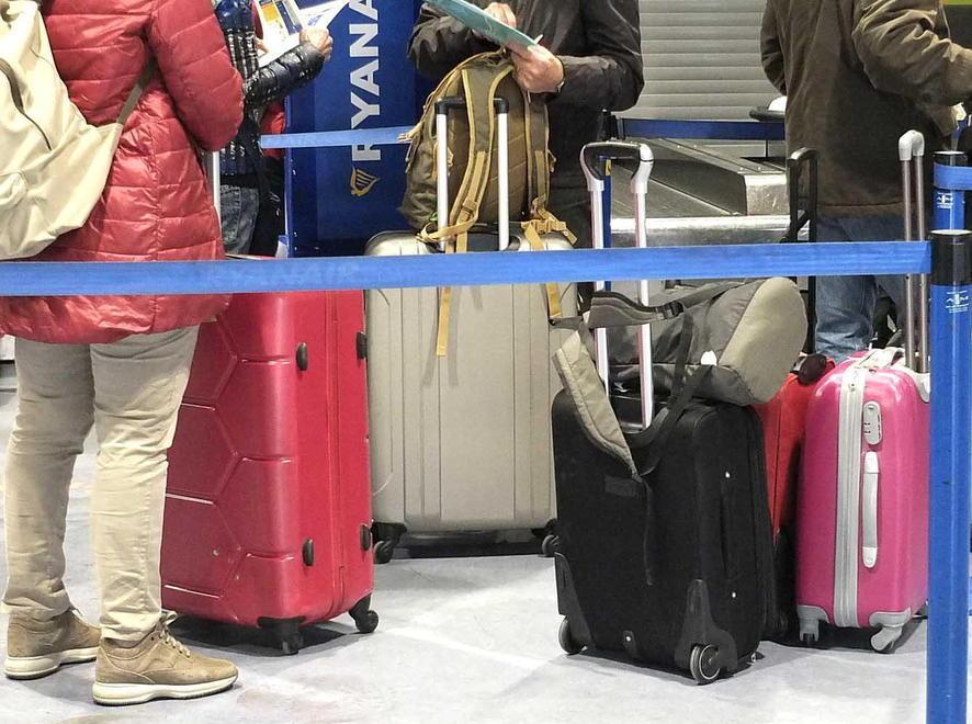 Turisti bloccati in aeroporto a Londra 