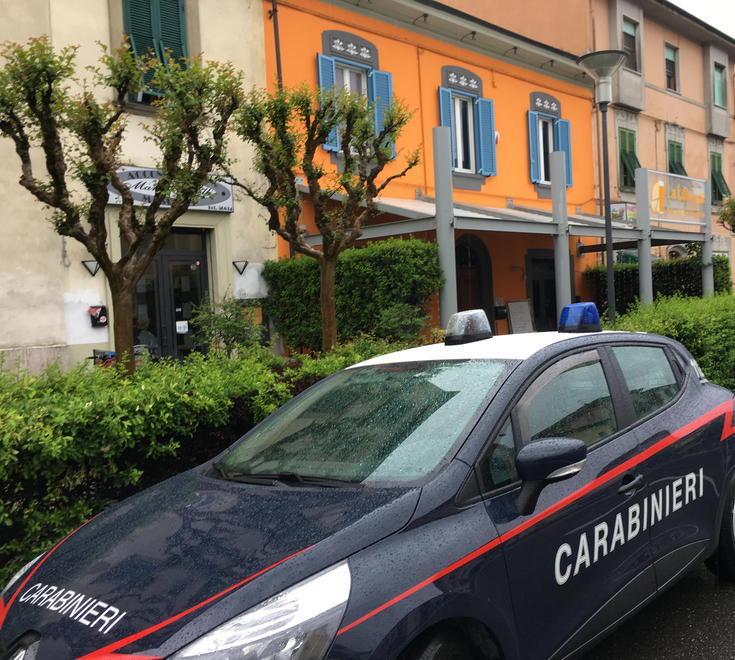 Danneggia porta del negozio ed entra per rubare: arrestato 