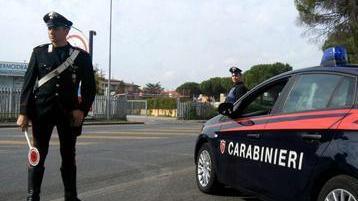 Accoltella il padre in casa e danneggia un furgone