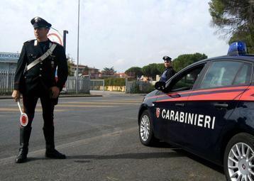Accoltella il padre in casa e danneggia un furgone 