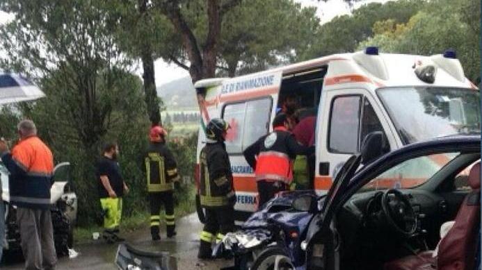 Frontale tra due auto, tre feriti