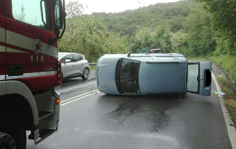 Si ribalta con l’auto al Malandrone 