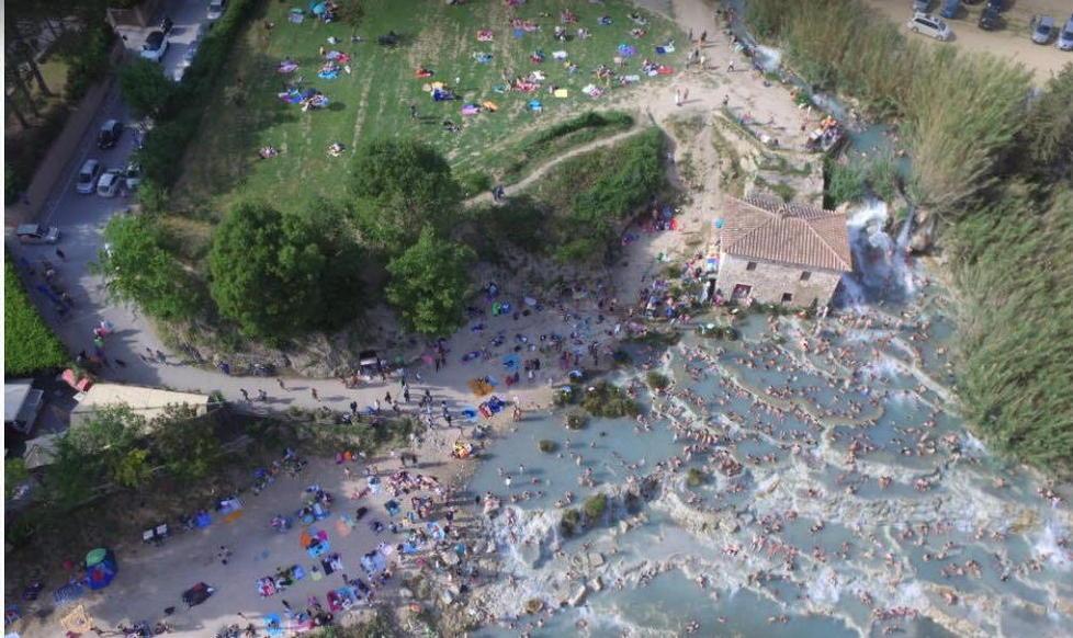 Cascatelle di Saturnia, tutto esaurito ma è caos auto - Video