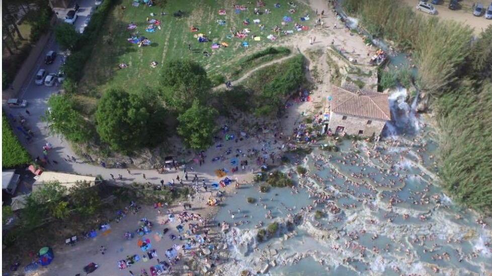 Cascatelle di Saturnia, tutto esaurito ma è caos auto - Video