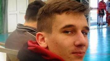 Muore a 17 anni contro un muro