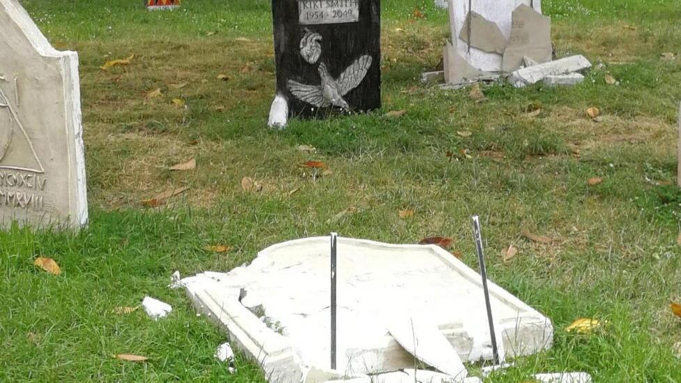Danneggiate altre lapidi del cimitero di Cattelan