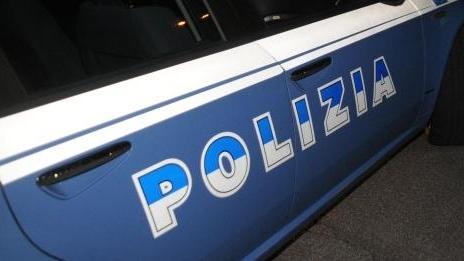 Beve troppo vino e litiga coi parenti