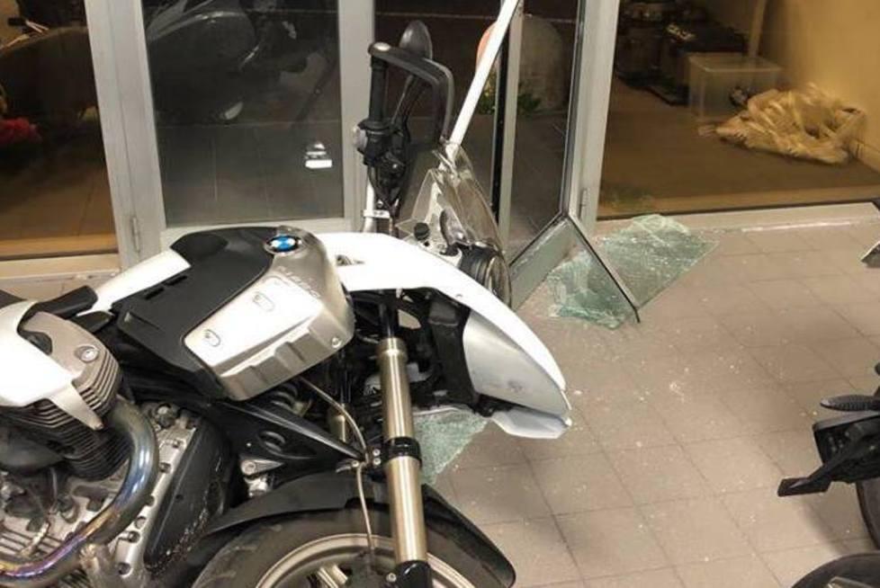 Sfondano la vetrata per rubare le moto dalla concessionaria