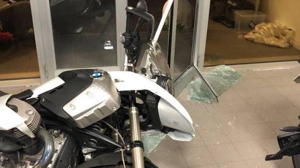 Sfondano la vetrata per rubare le moto dalla concessionaria