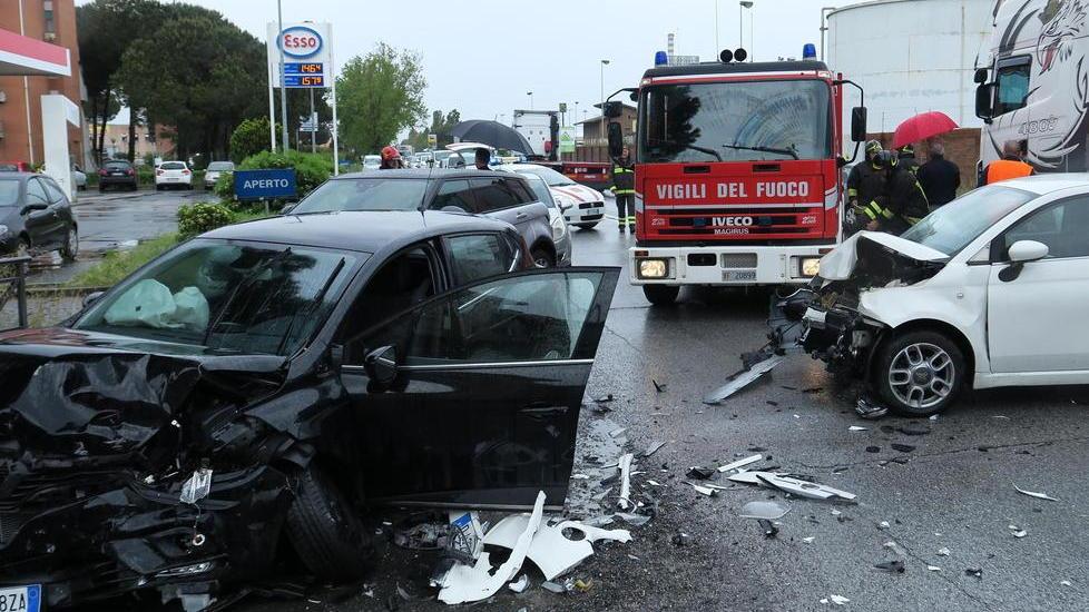 Scontro frontale tra due auto a Stagno