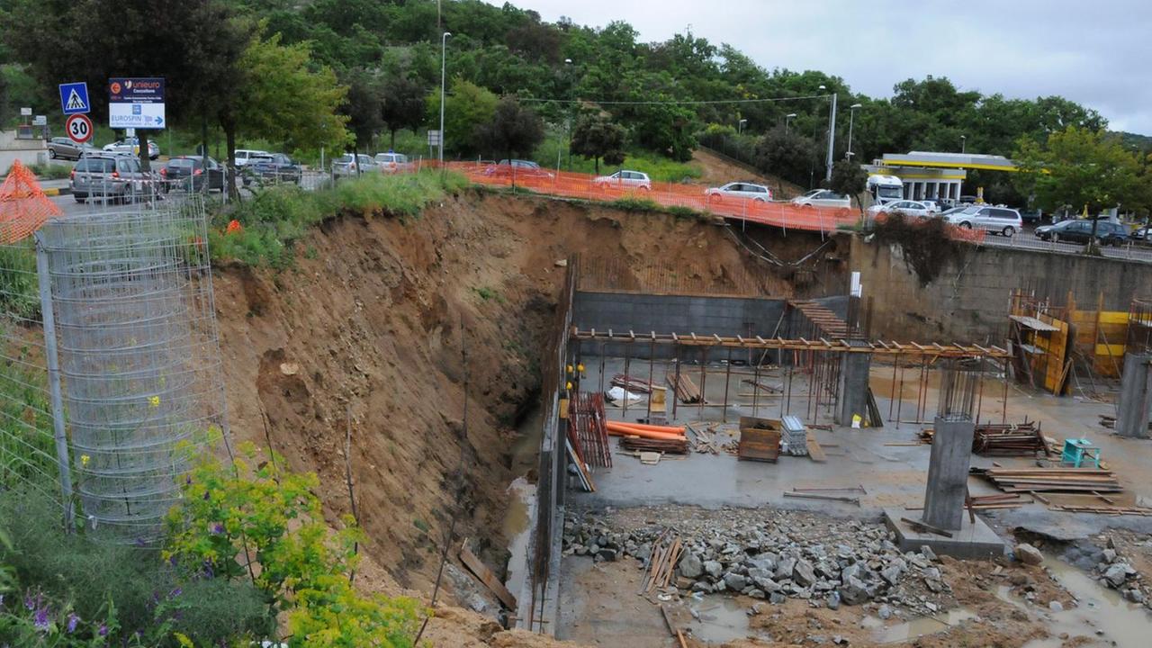 Chiusa via Don Bosco una voragine nell’asfalto