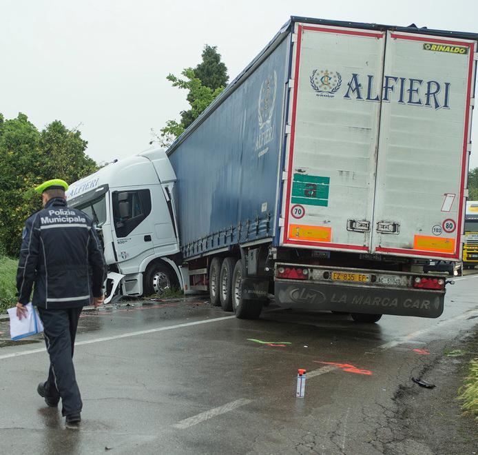 Incidente all’incrocio maledetto Carambola letale con due morti 