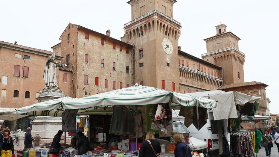 Pieno di turisti per il primo maggio, ma bufera sul mercato