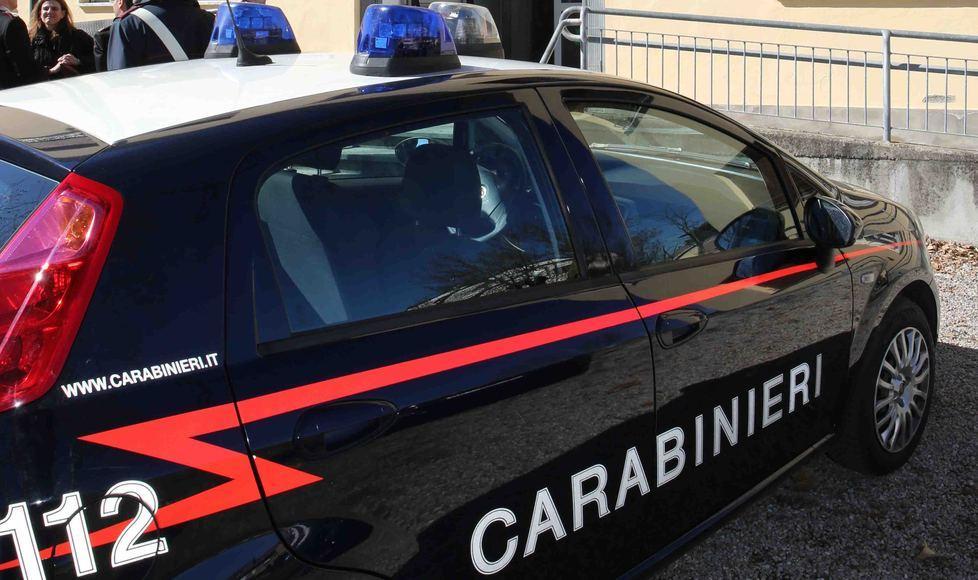 Schiaffi e calci alla moglie che non gli ubbidisce 