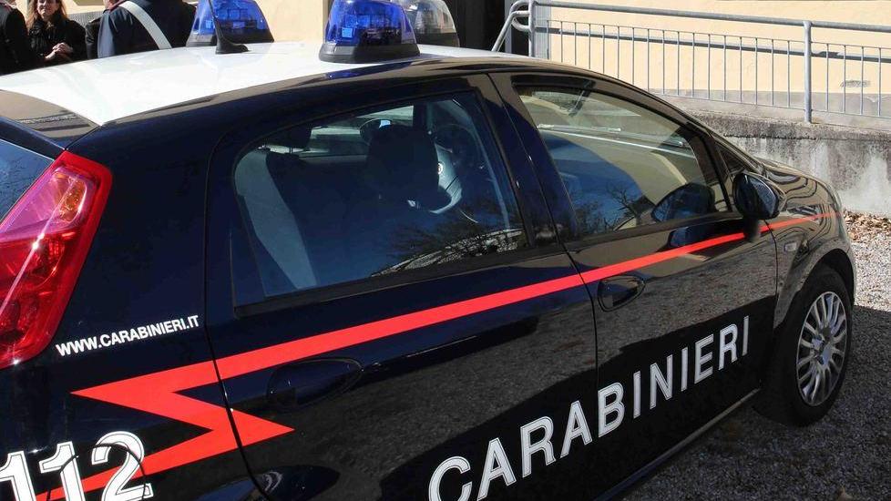 Schiaffi e calci alla moglie che non gli ubbidisce