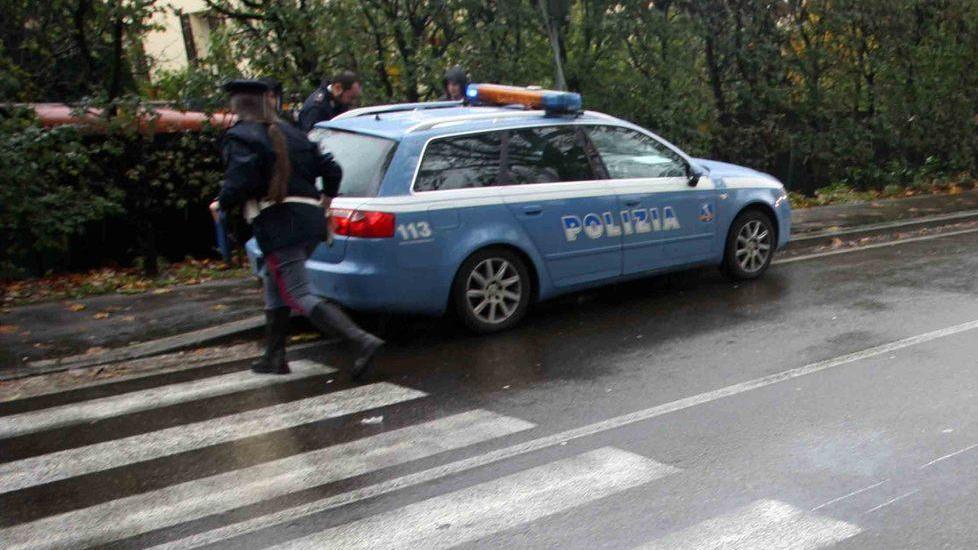 Lo abbraccia e gli prende il portamonete