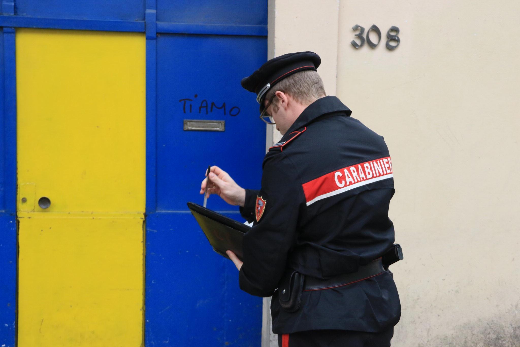 L'intervento dei carabinieri chiamati dalla donna in viale Montegrappa (foto Sproviero/Batavia)