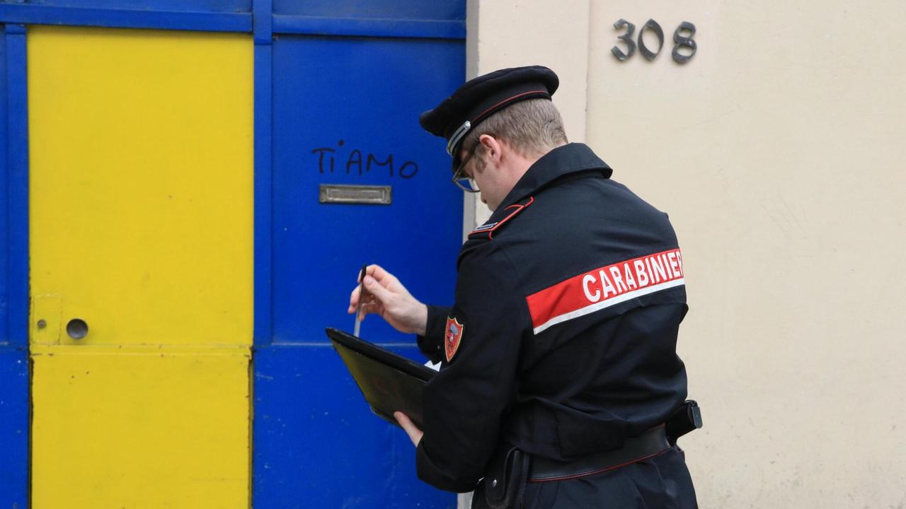 L'intervento dei carabinieri chiamati dalla donna in viale Montegrappa (foto Sproviero/Batavia)