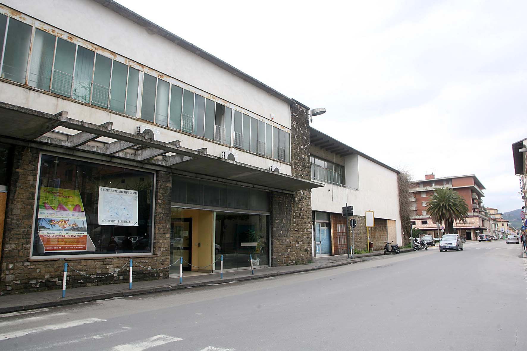 Un’immagine dell’ex Lazzi che oggi ospita anche la sede della Montecatini Parcheggi (Foto Nucci)