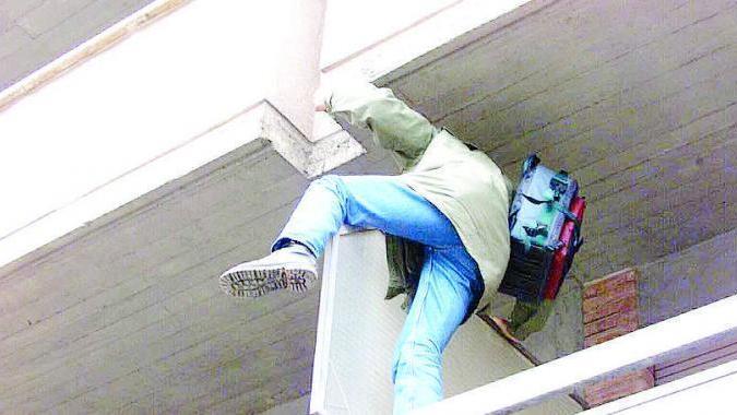 Reggio Emilia, ladri acrobati le svuotano casa mentre dorme