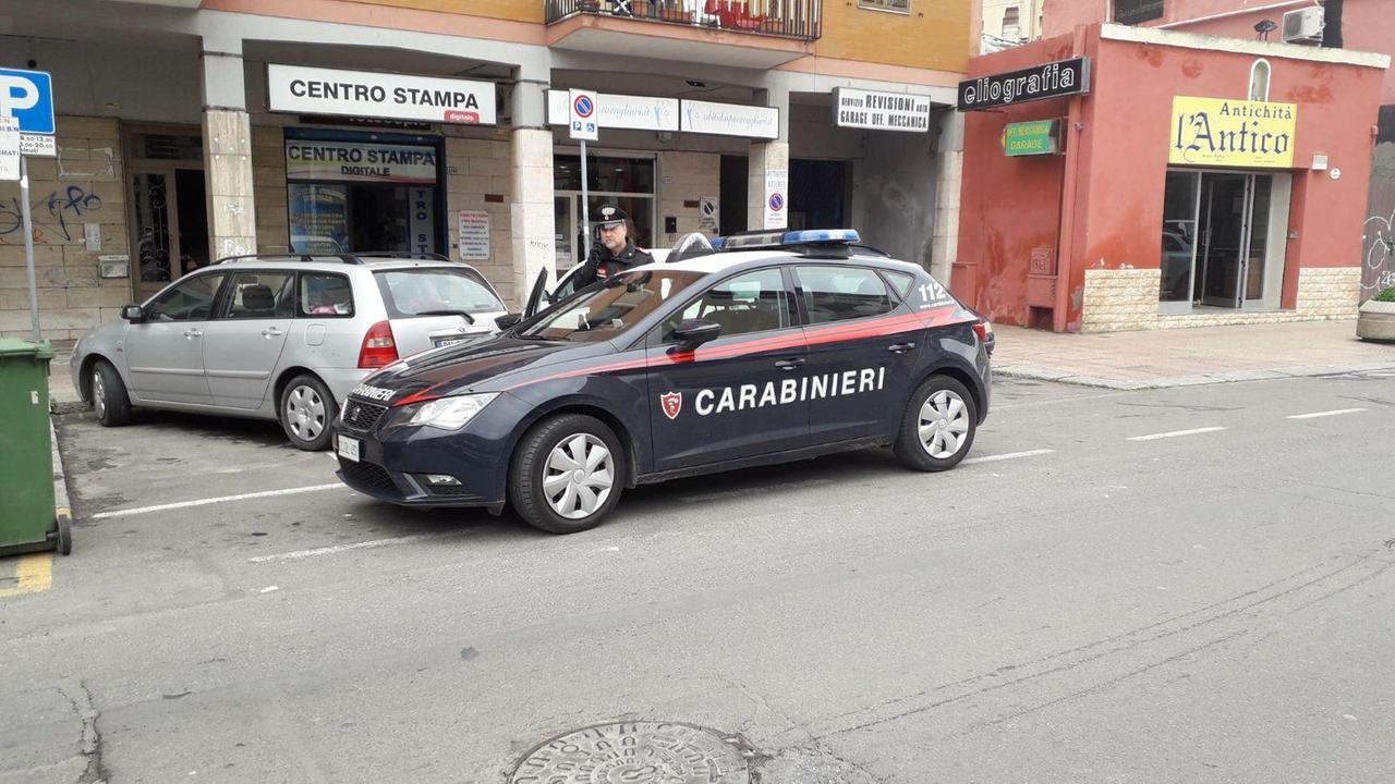 I carabinieri in viale Sant'Avendrace